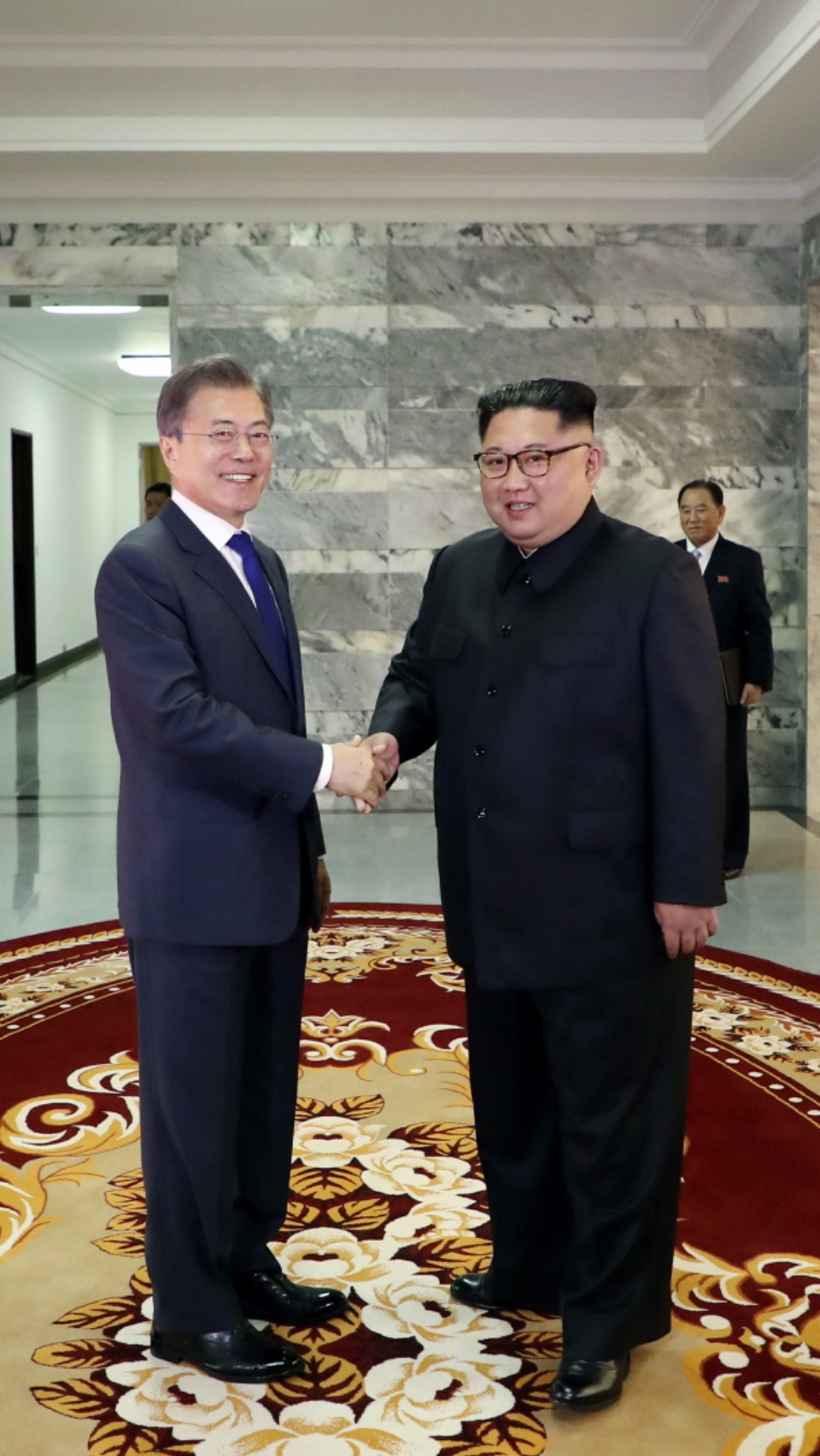 문재인 대통령과 김정은 북한 국무위원장이 26일 오후 판문점 북측 통일각에서 정상회담을 하기 앞서 악수하고 있다. 