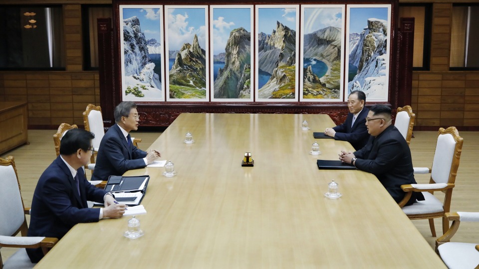 문재인 대통령과 김정은 북한 국무위원장이 지난 26일 오후 판문점 북측 통일각에서 제2차 남북정상회담을 하고 있다.