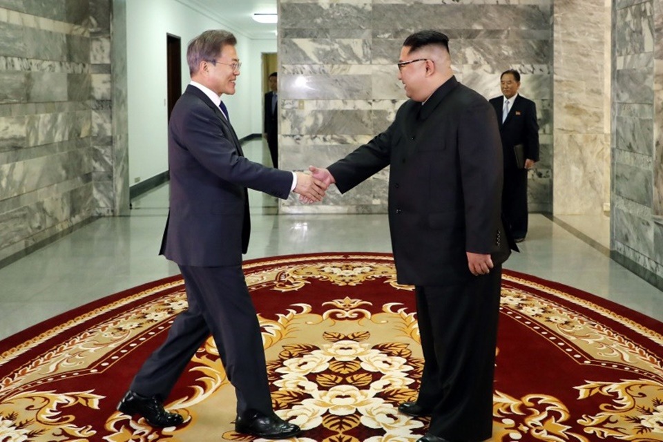 문재인 대통령과 김정은 북한 국무위원장이 26일 오후 판문점 북측 통일각에서 정상회담을 하기 앞서 악수하고 있다. 