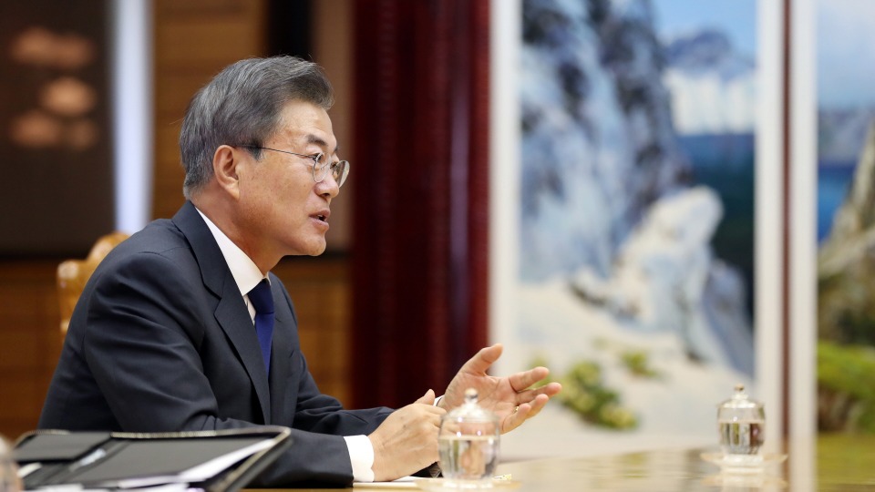 문재인 대통령과 김정은 북한 국무위원장이 지난 26일 오후 판문점 북측 통일각에서 제2차 남북정상회담을 하고 있다.