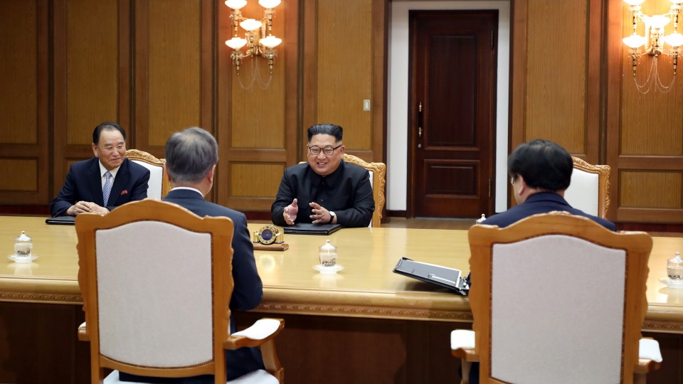 문재인 대통령과 김정은 북한 국무위원장이 지난 26일 오후 판문점 북측 통일각에서 제2차 남북정상회담을 하고 있다.