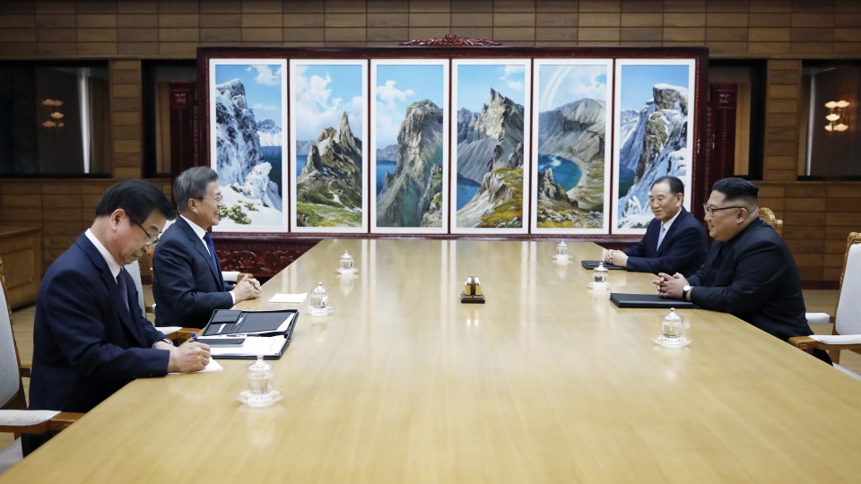 문재인 대통령과 김정은 북한 국무위원장이 지난 26일 오후 판문점 북측 통일각에서 제2차 남북정상회담을 하고 있다.
