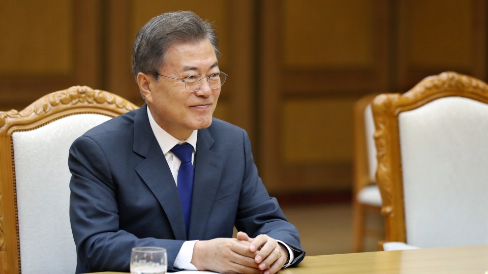 문재인 대통령과 김정은 북한 국무위원장이 지난 26일 오후 판문점 북측 통일각에서 제2차 남북정상회담을 하고 있다.