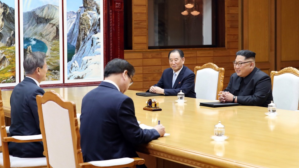 문재인 대통령과 김정은 북한 국무위원장이 지난 26일 오후 판문점 북측 통일각에서 제2차 남북정상회담을 하고 있다.