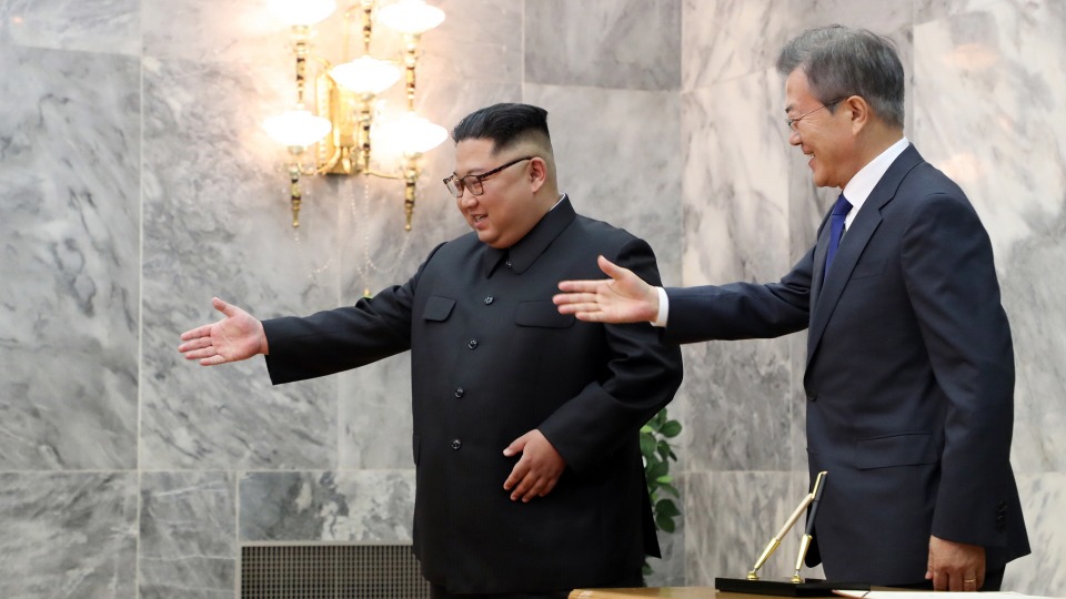 문재인 대통령과 김정은 북한 국무위원장이 지난 26일 오후 판문점 북측 통일각에서 정상회담을 하기 앞서 인사한 뒤 이동하고 있다.