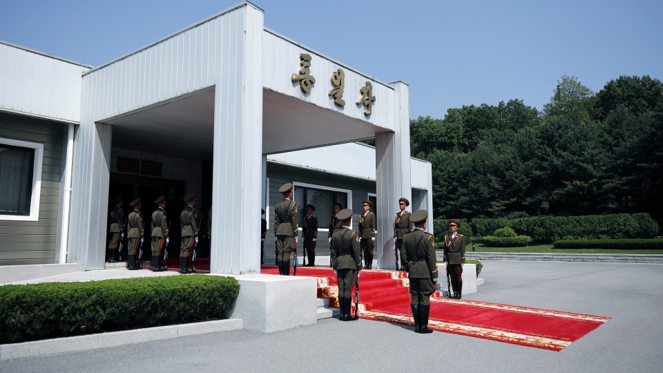 지난 26일 오후 판문점 북측 통일각에서 열린 제2차 남북정상회담장에 북한 군인이 사열해 있다.

