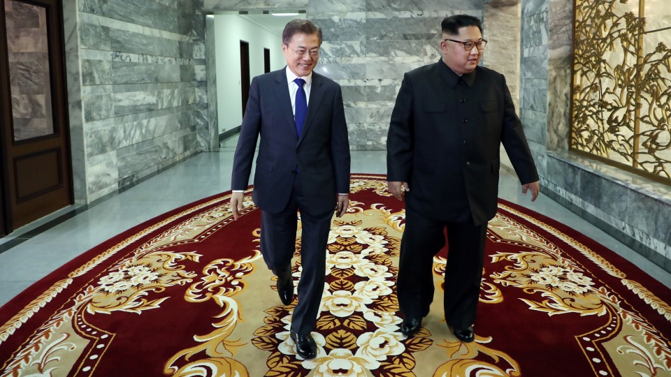 문재인 대통령과 김정은 북한 국무위원장이 지난 26일 오후 판문점 북측 통일각에서 정상회담을 하기 앞서 인사한 뒤 이동하고 있다.