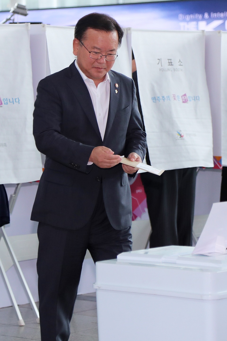 김부겸 행정안전부 장관이 6월 8일 오전 서울역에서 제7회 전국동시지방선거 사전투표를 하고 있다.