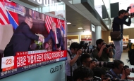 싱가포르에서 열리는 북미 정상회담을 지켜보는 시민과 취재진들 사진 1