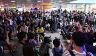 싱가포르에서 열리는 북미 정상회담을 지켜보는 시민과 취재진들 사진 6
