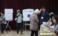 제7회 전국동시지방선거관련 투표하는 유권자들 사진 9