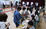 제7회 전국동시지방선거관련 투표하는 유권자들 사진 1