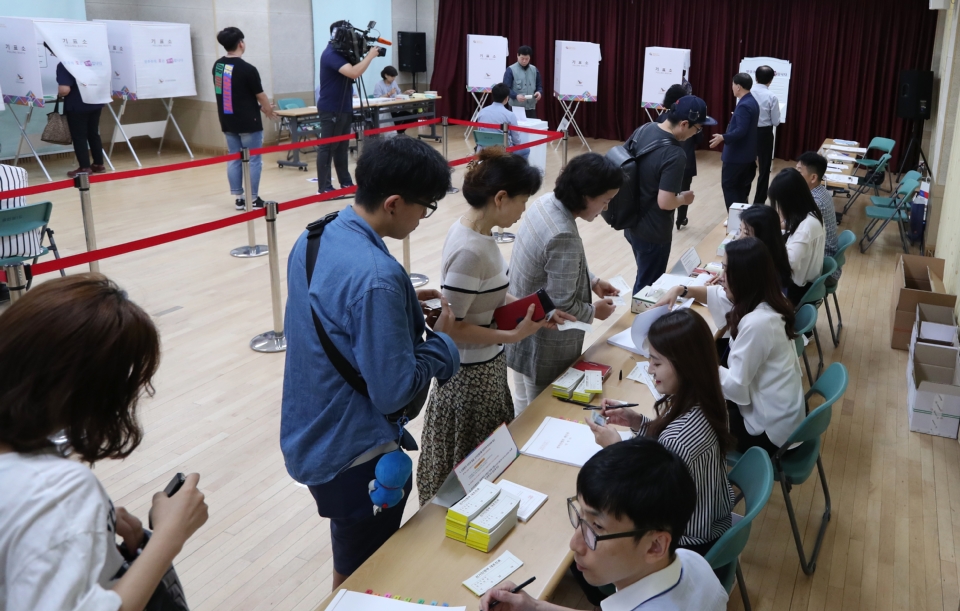 제7회 전국동시지방선거관련 투표하는 유권자들