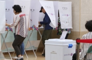제7회 전국동시지방선거관련 투표하는 유권자들 사진 8