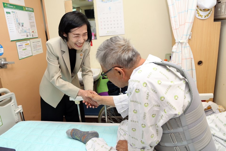 14일 오전 피우진 국가보훈처장이 호국보훈의 달 계기 대전보훈병원을 방문하여 국가유공자를 위로하고 있다.