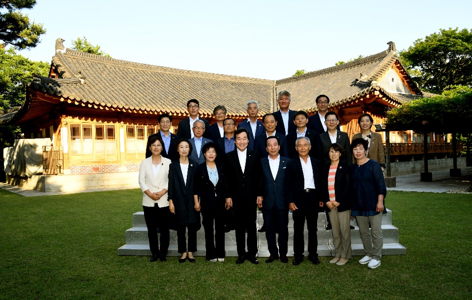 이낙연 국무총리가 18일 삼청동 총리서울공관에서 열린 농업인단체 대표들과의 만찬 간담회를 주재하고 있다.