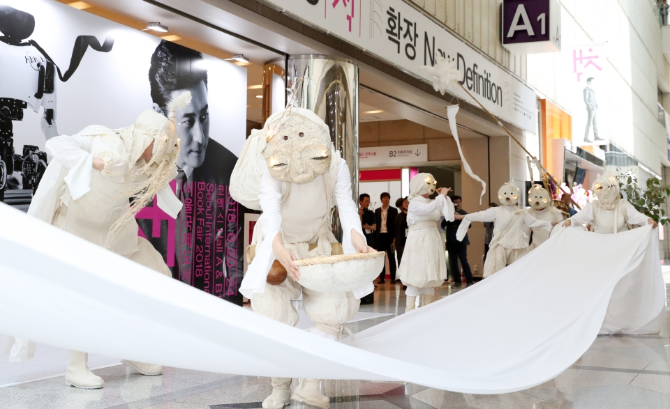 20일 서울 강남구 코엑스에서 열린 제24회 서울국제도서전 개막식에서 창작그룹노니의 축하공연이 펼쳐지고 있다.