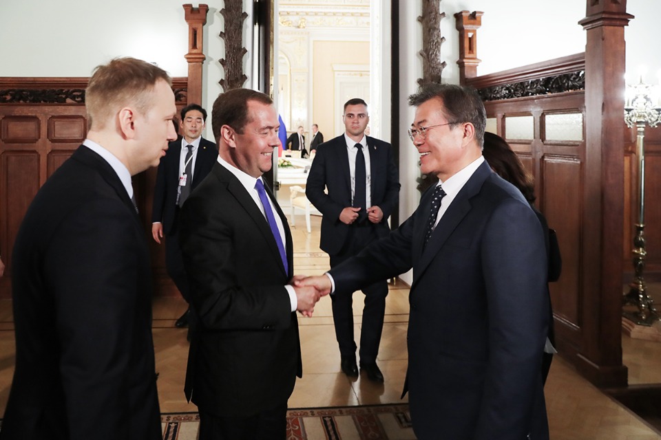 러시아를 국빈방문 중인 문재인 대통령이 21일 오후(현지시간) 러시아 모스크바 정부청사(영빈관)에서 드미트리 메드베데프 총리를 만나 인사하고 있다. 