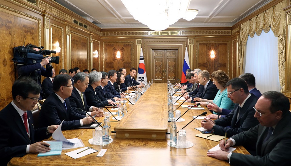 문재인 대통령이 21일(현지시각) 러시아 모스크바 하원에서 뱌체슬라프 볼로딘 하원의장을 만나 대화를 나누고 있다.