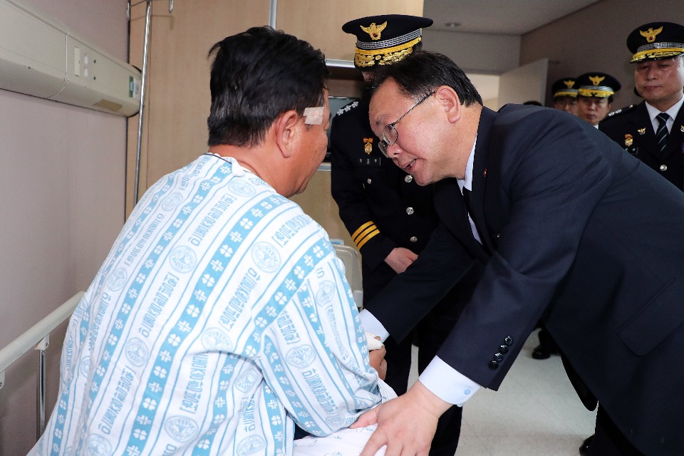 김부겸 행정안전부 장관이 9일 오후 경북 안동시 안동병원에서 입원 치료를 받고 있는 공상경찰관을 위문하고 있다.