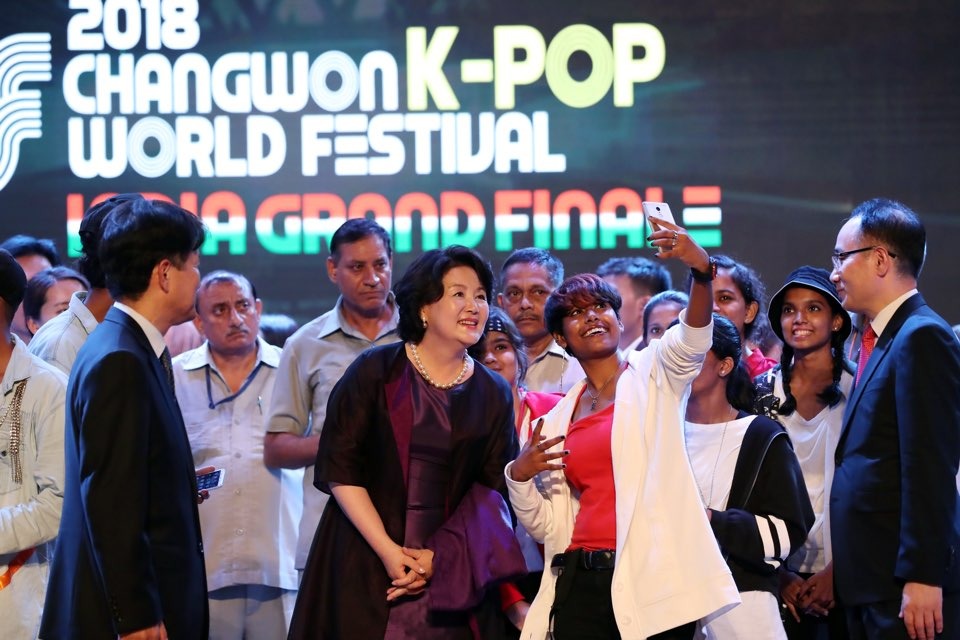  김정숙 여사가 9일(현지시간) 인도 뉴델리 시리포트 오디토리움에서 열린 K-POP 콘테스트 결선에 참가자들과 기념촬영을 하고 있다.