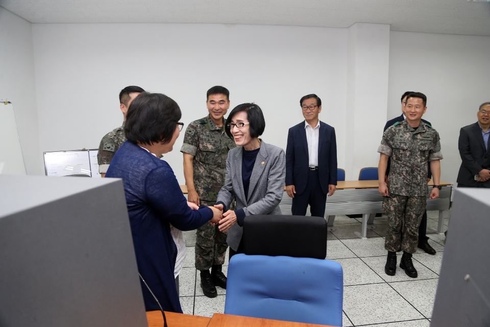 피우진 국가보훈처장이 호국보훈의 달 계기 11일 오전 충북 음성군에 위치한 특수작전항공단, 601.602항공대대를 방문하여 환담 후 전술시뮬레이터 설명을 듣고 있다.

