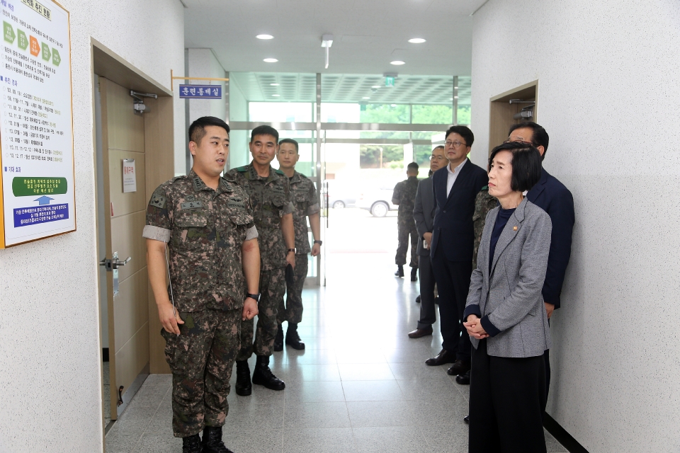 피우진 국가보훈처장이 호국보훈의 달 계기 11일 오전 충북 음성군에 위치한 특수작전항공단, 601.602항공대대를 방문하여 환담 후 전술시뮬레이터 설명을 듣고 있다.

