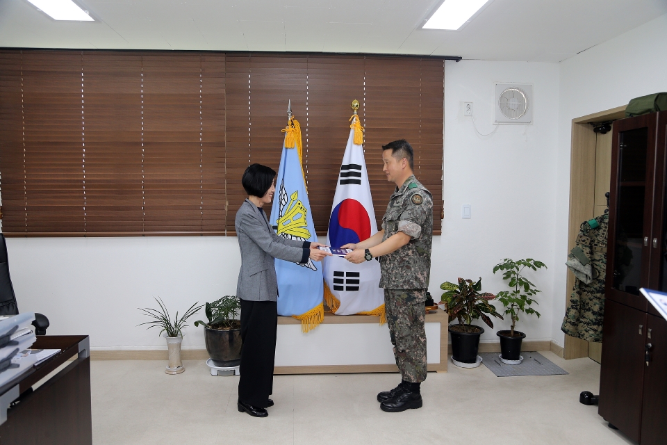 피우진 국가보훈처장이 호국보훈의 달 계기 11일 오전 충북 음성군에 위치한 특수작전항공단, 601.602항공대대를 방문하여 단장실에서 환담 및 위문금을 전달 및 장병들을 격려 하고 있다.