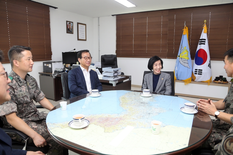 피우진 국가보훈처장이 호국보훈의 달 계기 11일 오전 충북 음성군에 위치한 특수작전항공단, 601.602항공대대를 방문하여 단장실에서 환담 및 위문금을 전달 및 장병들을 격려 하고 있다.