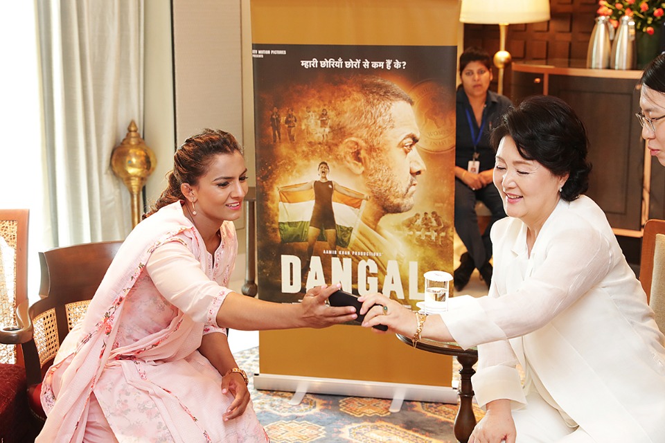 김정숙 여사가 10일 오후(현지시간)인도 뉴델리 베로이 호텔에서 영화 '당갈'의 실제 주인공 가족들과 만나고 있다.