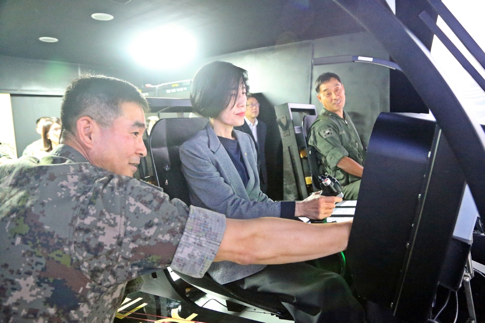 피우진 국가보훈처장이 호국보훈의 달 계기 11일 오전 충북 음성군에 위치한 특수작전항공단, 601.602항공대대를 방문하여 환담 후 전술시뮬레이터 설명을 듣고 있다.

