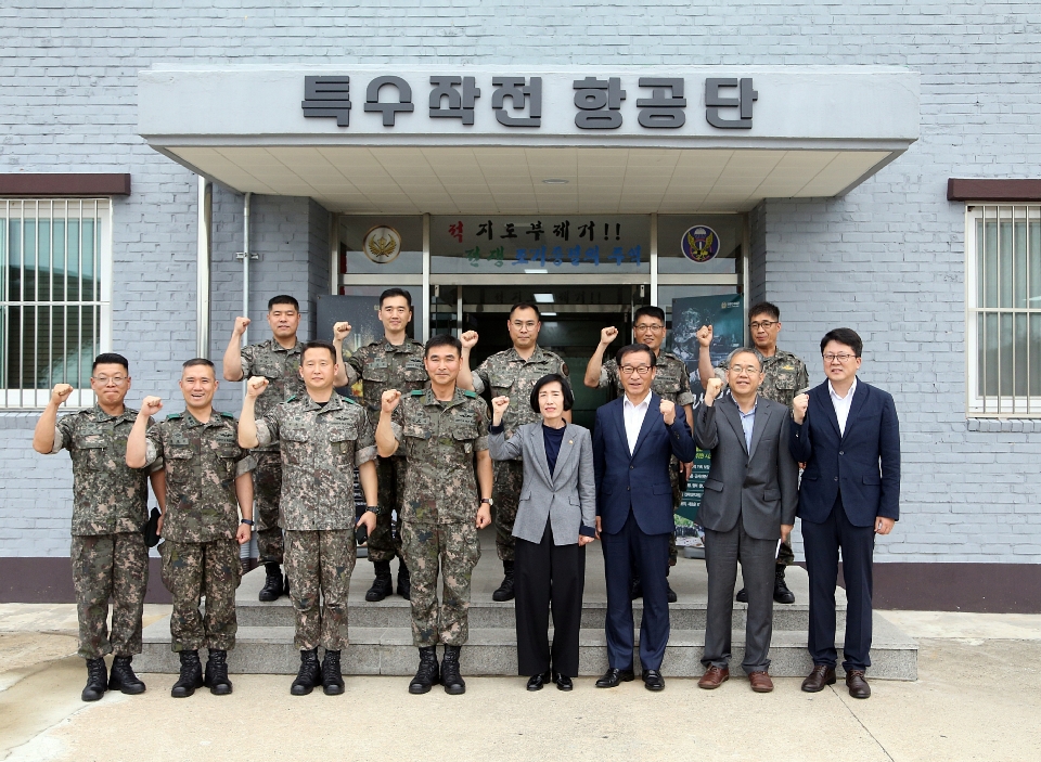 피우진 국가보훈처장이 호국보훈의 달 계기 11일 오전 충북 음성군에 위치한 특수작전항공단,601.602 항공대대를 방문하여 본청앞에서 주요내빈과 함께 기념촬영을 하고 있다.