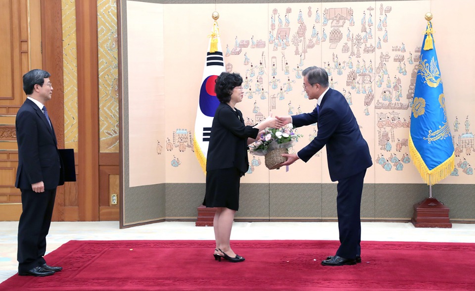 문재인 대통령이 6일 오후 청와대에서 열린 '신임 대법관 임명장 수여식'에서 이동원 대법관에게 임명장을 수여한 후 꽃다발을 전달하고 있다.