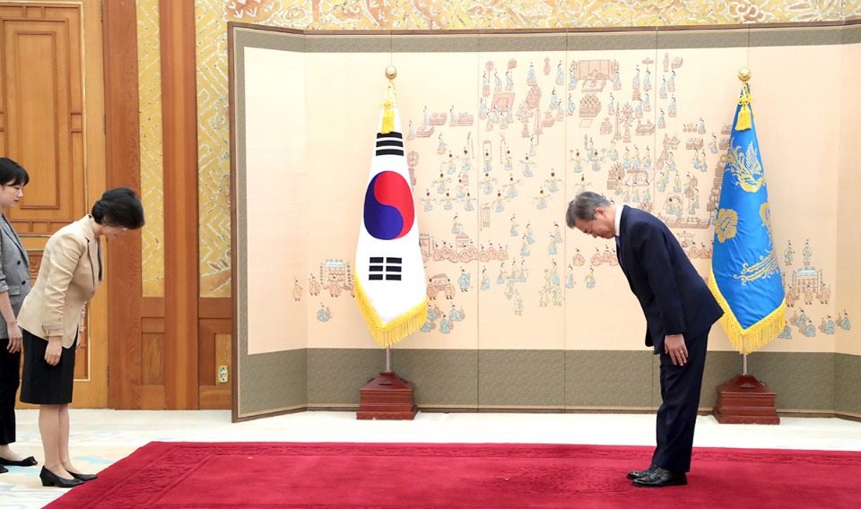 문재인 대통령이 6일 오후 청와대에서 열린 '신임 대법관 임명장 수여식'에서 노정희 대법관과 인사하고 있다.