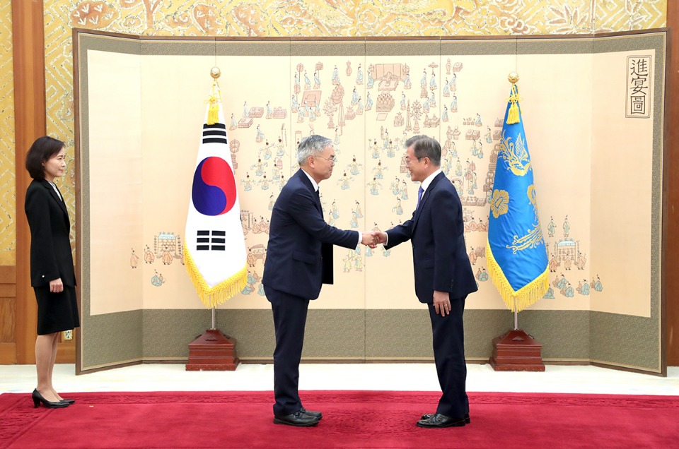 문재인 대통령이 6일 오후 청와대에서 열린 '신임 대법관 임명장 수여식'에서 김선수 대법관에게 임명장을 수여한 후 악수하고 있다. 