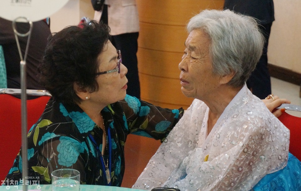 20일 금강산호텔에서 열린 제21차 남북 이산가족 단체상봉 행사에서 90번 가족이 이야기를 나누고 있다. (사진=청와대) 