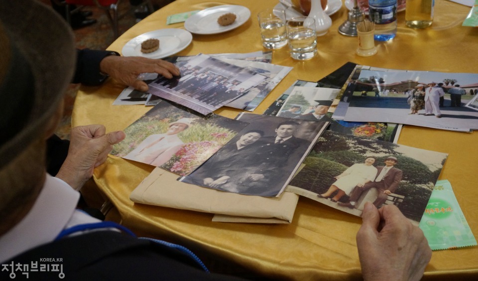 20일 금강산호텔에서 열린 제21차 남북 이산가족 단체상봉 행사에서 이산가족들이 서로의 사진을 보며 이야기를 나누고 있다.
(사진=청와대) 