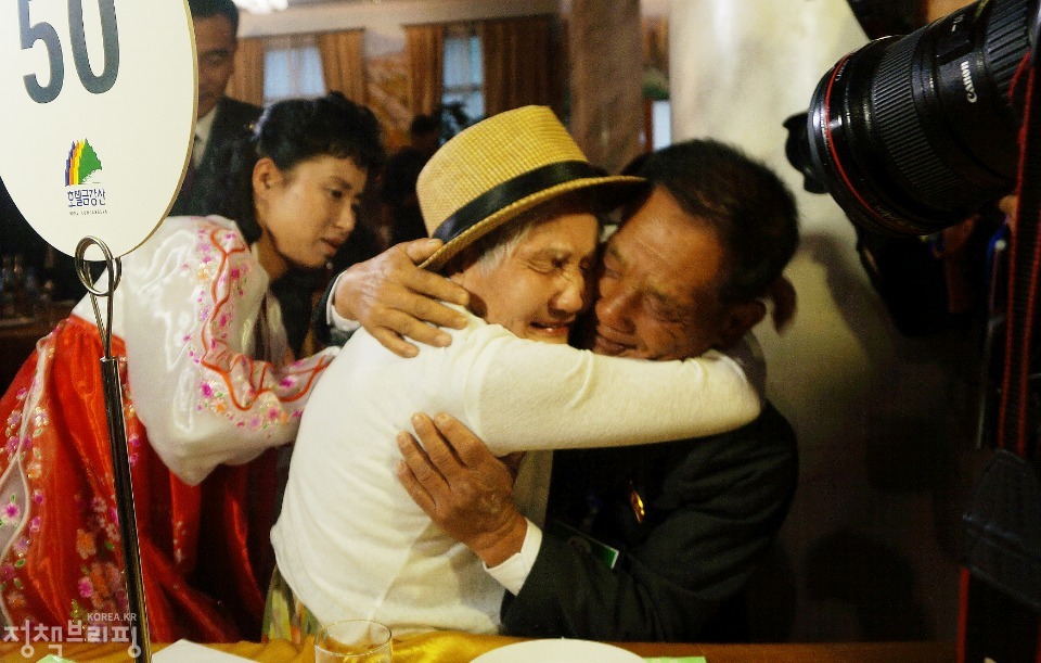 20일 금강산호텔에서 열린 제21차 남북 이산가족 단체상봉 행사에서 남측 이금섬 할머니가 아들 리상철씨를 만나 포옹을 하고 있다.
(사진=청와대) 
