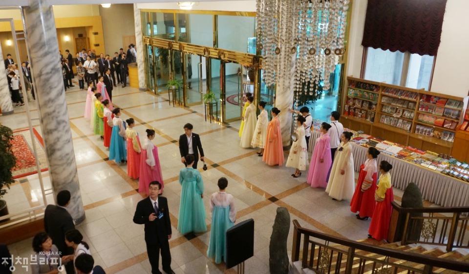 제21차 이산가족 상봉행사 1회차가 열리는 금강산 호텔 로비의 모습.
(사진=청와대) 