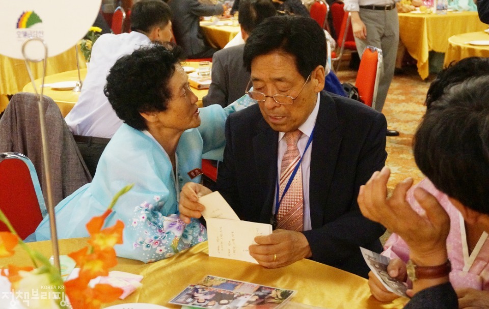 20일 금강산호텔에서 열린 제21차 남북 이산가족 단체상봉 행사에서 남측의 김춘식 할아버지가 북측의 동생 김춘실 할머니를 만나고 있다.(사진=청와대) 