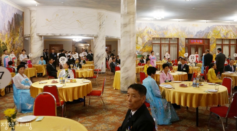 20일 금강산호텔에서 열린 제21차 남북 이산가족 단체상봉 행사에서 북측 가족들이 남측 가족을 기다리고 있다.
(사진=청와대) 