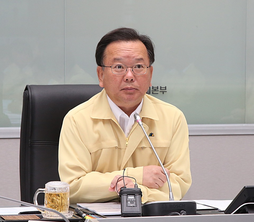 행정안전부 김부겸 장관(범정부 폭염대책본부장)은 17일 관계기관과 지방자치단체가 참여하는 범정부 폭염대책 점검회의를 주재하고 있다.