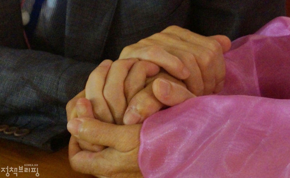 20일 금강산호텔에서 열린 제21차 남북 이산가족 단체상봉 행사에서 이산가족이 서로의 손을 꼭 잡고 있다. 
(사진=청와대) 