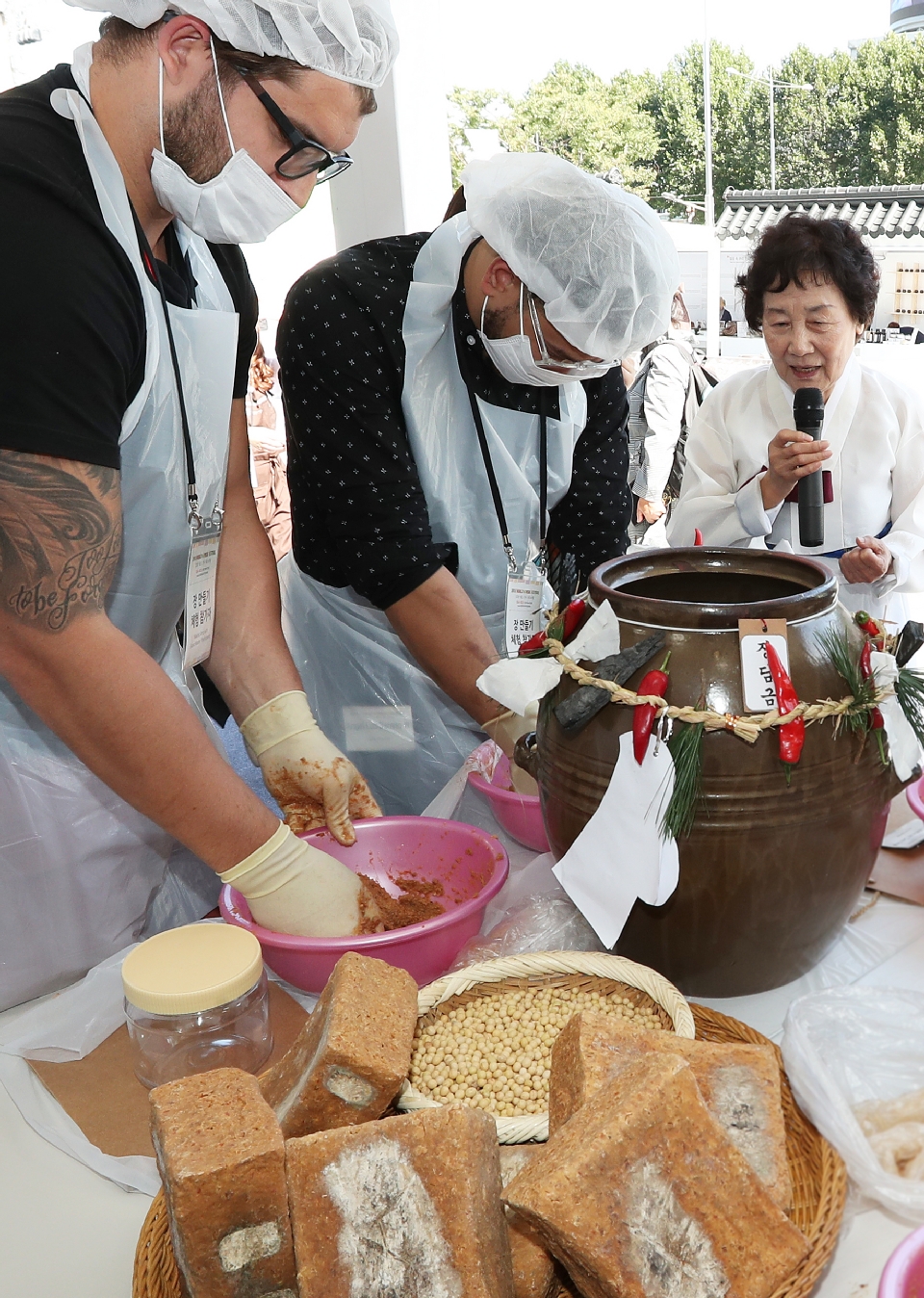 4일 서울 삼성동 코엑스 K팝 광장에서 농림축산식품부와 한식진흥원이 주최하는 ‘2018 월드한식페스티벌’이 열렸다. 이날 개막 행사인 금줄 퍼포먼스, 명예 건강한식 서포터즈 위촉식, 명인과 함께 하는 장 만들기 체험 등이 진행되고 있다. 