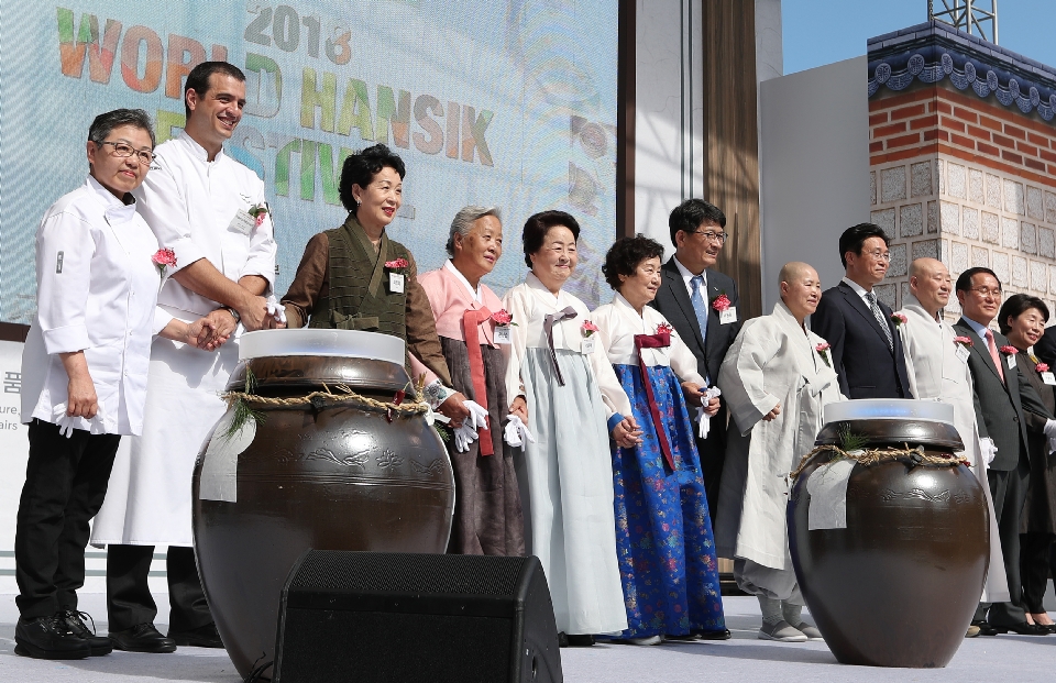 4일 서울 삼성동 코엑스 K팝 광장에서 농림축산식품부와 한식진흥원이 주최하는 ‘2018 월드한식페스티벌’이 열렸다. 이날 개막 행사인 금줄 퍼포먼스, 명예 건강한식 서포터즈 위촉식, 명인과 함께 하는 장 만들기 체험 등이 진행되고 있다. 