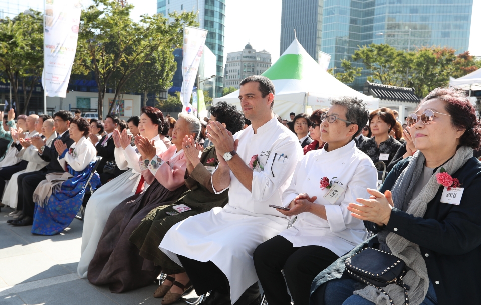 4일 서울 삼성동 코엑스 K팝 광장에서 농림축산식품부와 한식진흥원이 주최하는 ‘2018 월드한식페스티벌’이 열렸다. 이날 개막 행사인 금줄 퍼포먼스, 명예 건강한식 서포터즈 위촉식, 명인과 함께 하는 장 만들기 체험 등이 진행되고 있다. 