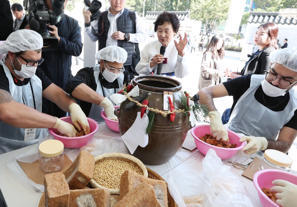 4일 서울 삼성동 코엑스 K팝 광장에서 농림축산식품부와 한식진흥원이 주최하는 ‘2018 월드한식페스티벌’이 열렸다. 이날 개막 행사인 금줄 퍼포먼스, 명예 건강한식 서포터즈 위촉식, 명인과 함께 하는 장 만들기 체험 등이 진행되고 있다. 