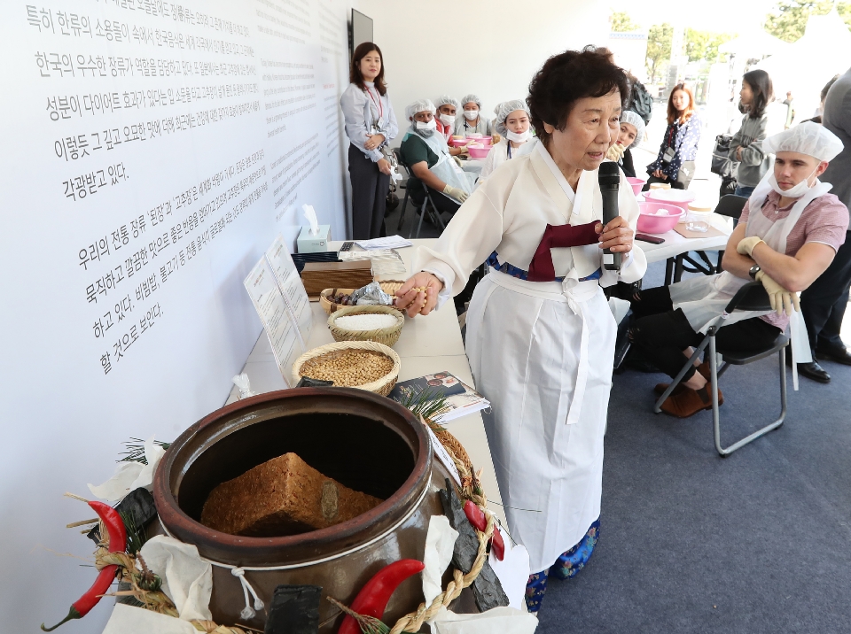 4일 서울 삼성동 코엑스 K팝 광장에서 농림축산식품부와 한식진흥원이 주최하는 ‘2018 월드한식페스티벌’이 열렸다. 이날 개막 행사인 금줄 퍼포먼스, 명예 건강한식 서포터즈 위촉식, 명인과 함께 하는 장 만들기 체험 등이 진행되고 있다. 