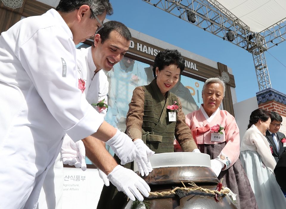 4일 서울 삼성동 코엑스 K팝 광장에서 농림축산식품부와 한식진흥원이 주최하는 ‘2018 월드한식페스티벌’이 열렸다. 이날 개막 행사인 금줄 퍼포먼스, 명예 건강한식 서포터즈 위촉식, 명인과 함께 하는 장 만들기 체험 등이 진행되고 있다. 