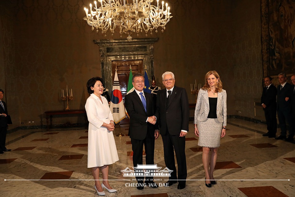 문재인 대통령이 17일(현지시간) 이탈리아 대통령궁에서 세르조 마타렐라 대통령과 악수를 하고 있다.
